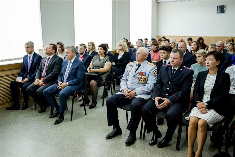 В Южно-Сахалинске начальнику Управления Росгвардии по Сахалинской области вручили свидетельство о занесении на Доску почета