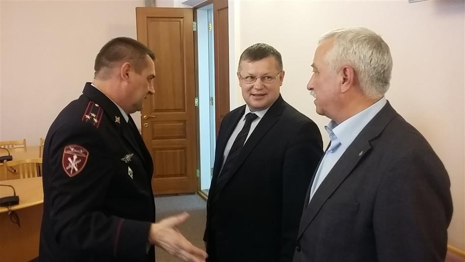 Офицеры Росгвардии в ходе заседания круглого стола в Тюменской областной Думе поделились своим опытом военно-патриотического воспитания молодёжи