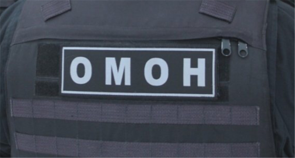 Сотрудники ОМОН обследовали неразорвавшийся боеприпас в Ленинградской области