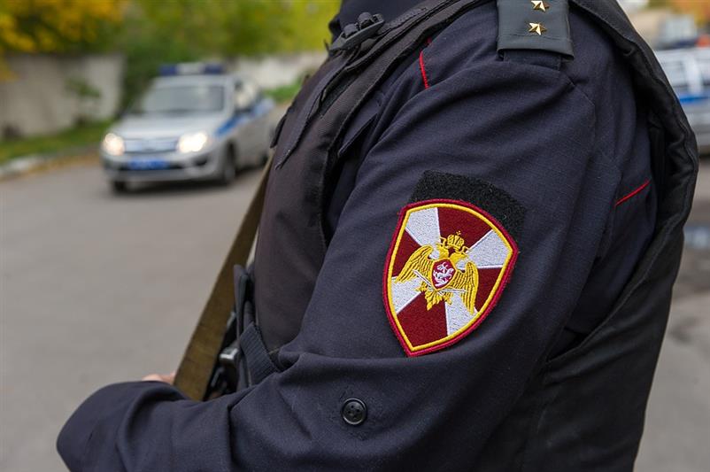 В Ленинградской области росгвардейцы задержали мужчину, пугавшего граждан пистолетом