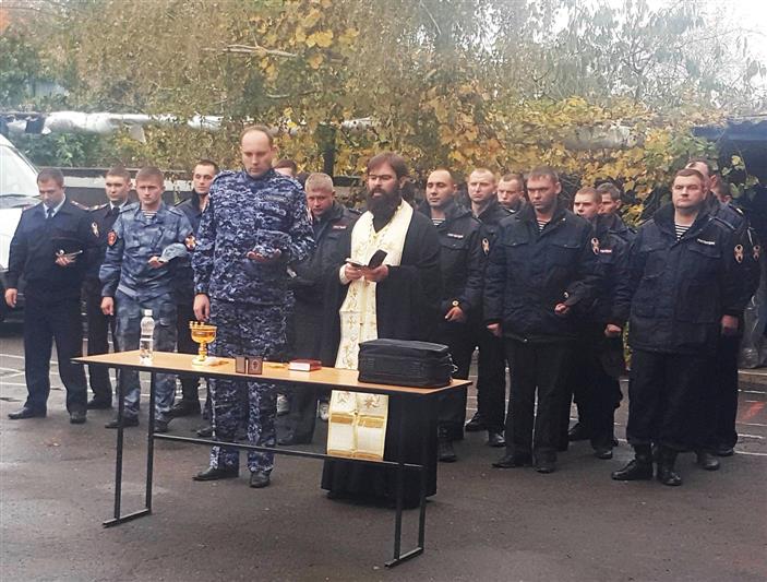 В канун профессионального праздника сотрудники шахтинского отдела вневедомственной охраны встретились с православным священником