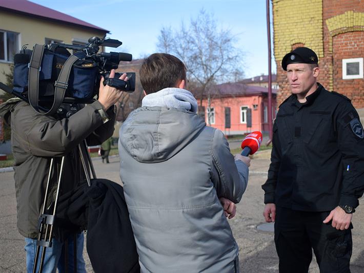 По случаю 25-летия отряда сотрудники иркутского транспортного ОМОН пригласили в гости школьников и журналистов (видео)
