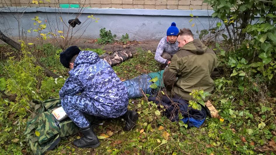 В ЯРОСЛАВЛЕ СОТРУДНИКИ РОСГВАРДИИ ОКАЗАЛИ ДОВРАЧЕБНУЮ ПОМОЩЬ УПАВШЕМУ С КРЫШИ ДОМА МУЖЧИНЕ