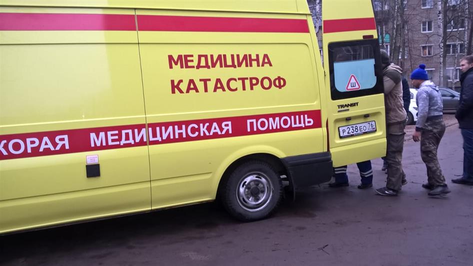 В ЯРОСЛАВЛЕ СОТРУДНИКИ РОСГВАРДИИ ОКАЗАЛИ ДОВРАЧЕБНУЮ ПОМОЩЬ УПАВШЕМУ С КРЫШИ ДОМА МУЖЧИНЕ