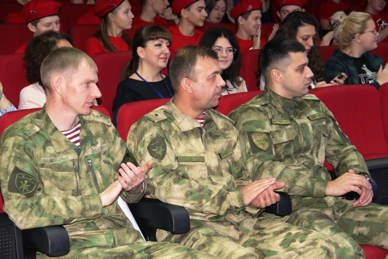 В Ханты-Мансийске росгвардейцы приняли участие в открытии Первого городского слета активистов «Российского движения школьников»