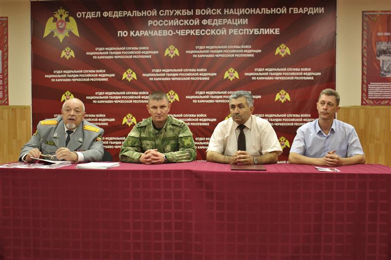 В преддверии Дня сотрудника органов внутренних дел Российской Федерации ветеранов Росгвардии наградили медалями «За заслуги»  