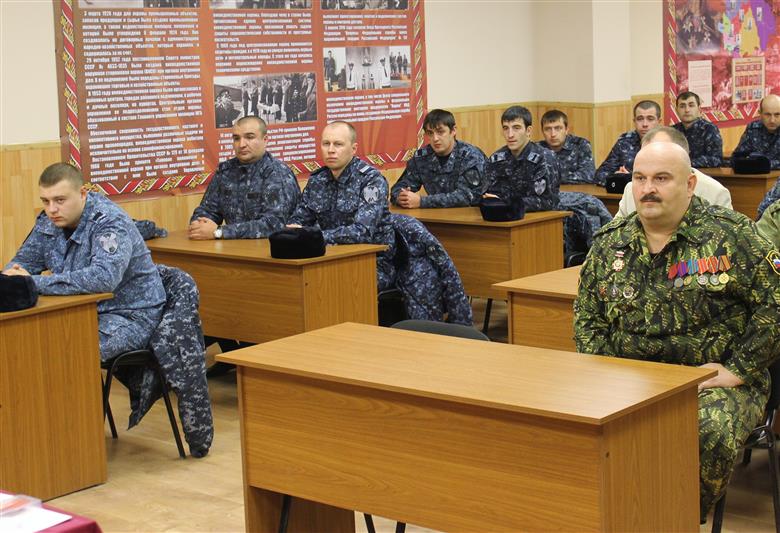 В преддверии Дня сотрудника органов внутренних дел Российской Федерации ветеранов Росгвардии наградили медалями «За заслуги»  