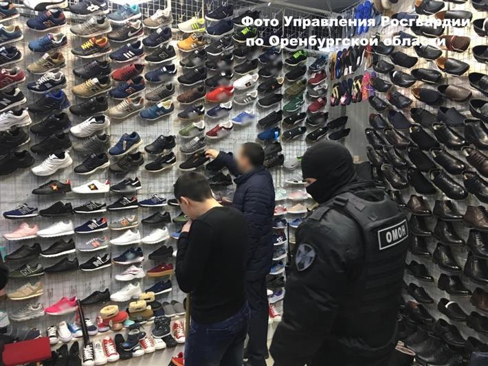 При участии оренбургского ОМОН пресечена реализация контрафактных товаров (фото, видео)