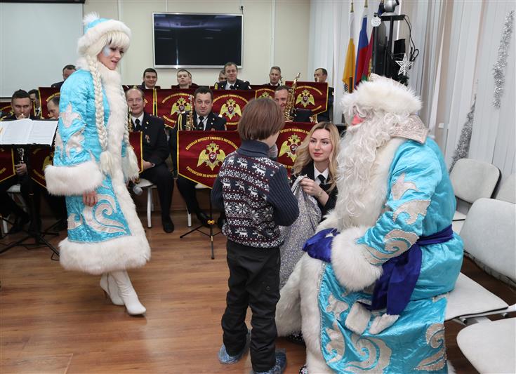 В Краснодаре росгвардейцы подарили новогоднее настроение детям, оставшимся без  родителей, и маленьким пациентам городской больницы (видео)
