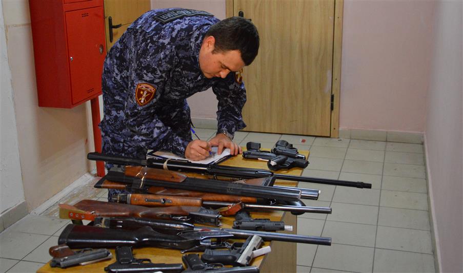 Брянские росгвардейцы совместно с сотрудниками полиции провели оперативно-профилактические мероприятие «Оружие» 