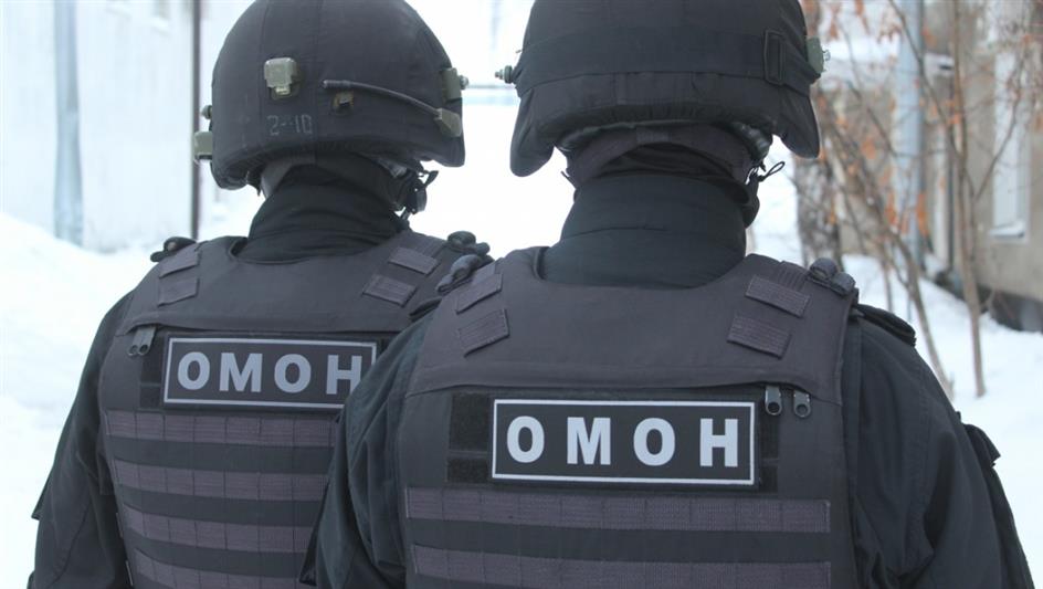 При содействии ОМОН в Череповце задержаны подозреваемые в поджоге автомобиля