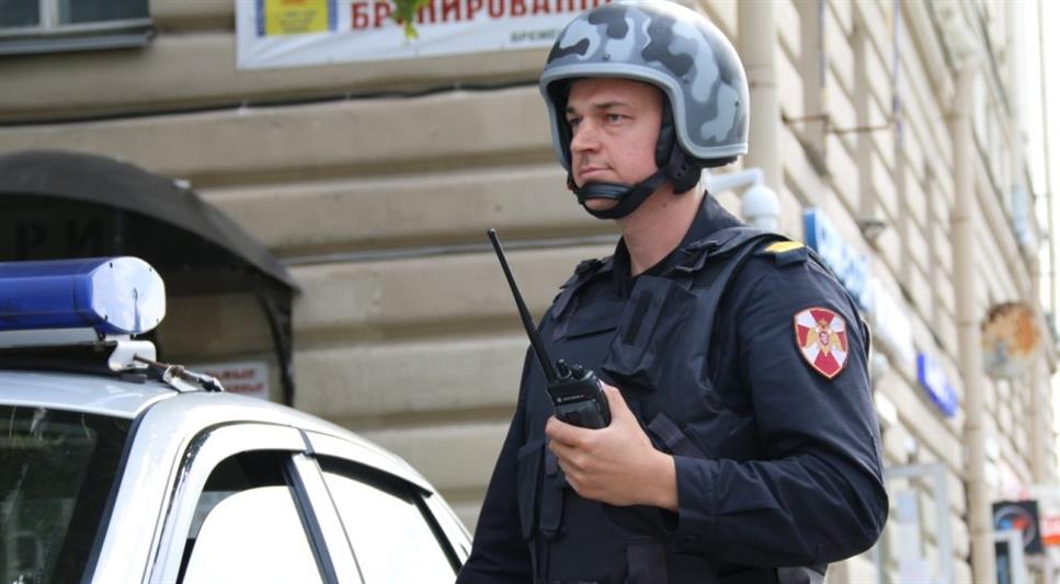 В Санкт-Петербурге сотрудники Росгвардии задержали мужчину, который угрожал соседям расправой
