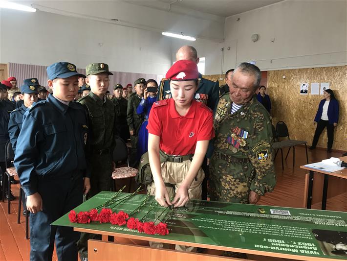 Парта героя, посвященная погибшему сотруднику СОБР, установлена в тувинской школе