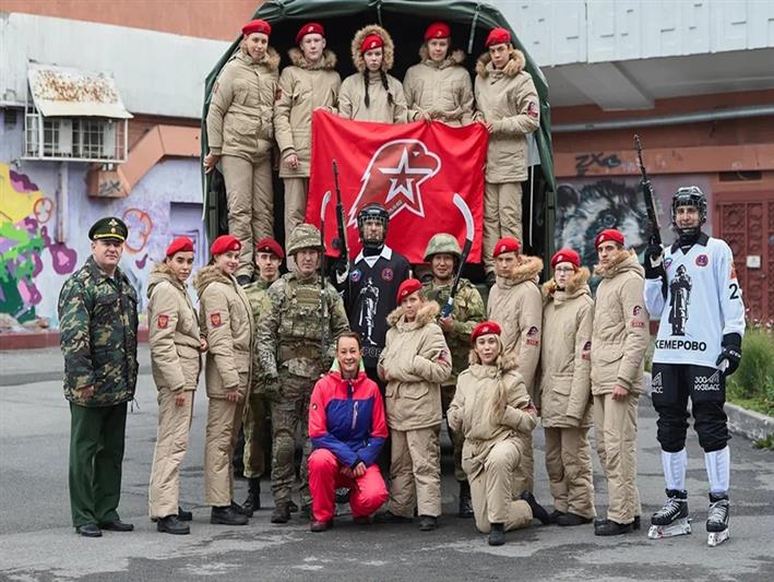 В Кузбассе бойцы Росгвардии поздравили юных хоккеистов с посвящением в юнармейцы