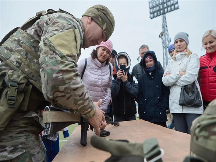 В Кузбассе бойцы Росгвардии поздравили юных хоккеистов с посвящением в юнармейцы
