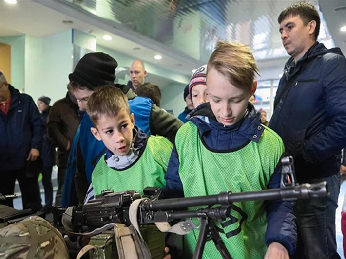 В Кузбассе бойцы Росгвардии поздравили юных хоккеистов с посвящением в юнармейцы