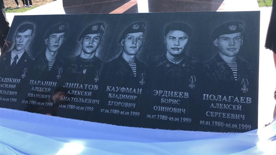 Военнослужащие грозненского соединения Росгвардии приняли участие в церемонии открытия памятника погибшим бойцам в селе Тухчар