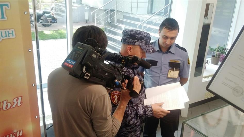 Специалисты лицензионно-разрешительной работы рассказали о своей службе журналистам тюменской телерадиокомпании 