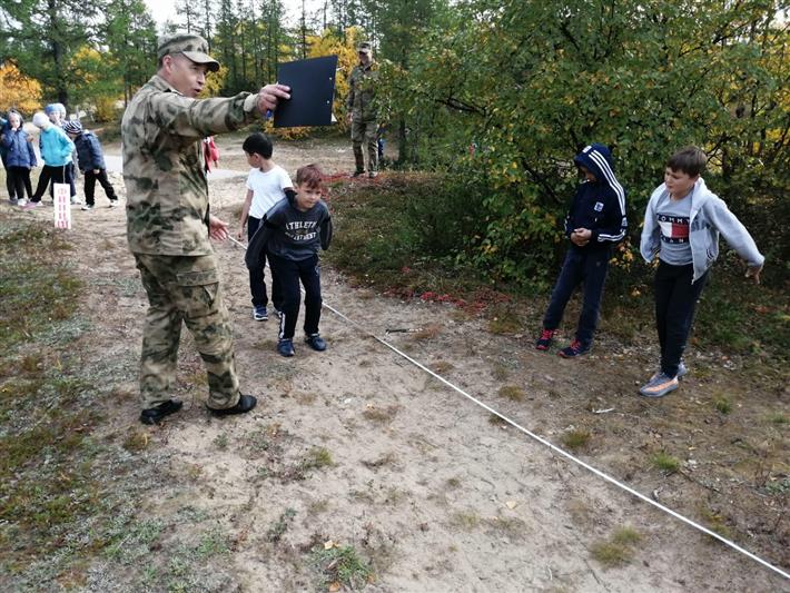 Офицеры Росгвардии организовали для школьников НАО «Зарницу» в честь 100-летия со дня рождения М.Т. Калашникова