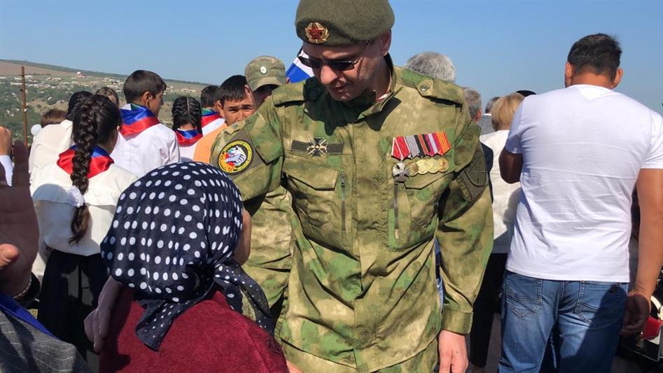 Военнослужащие грозненского соединения Росгвардии приняли участие в церемонии открытия памятника погибшим бойцам в селе Тухчар