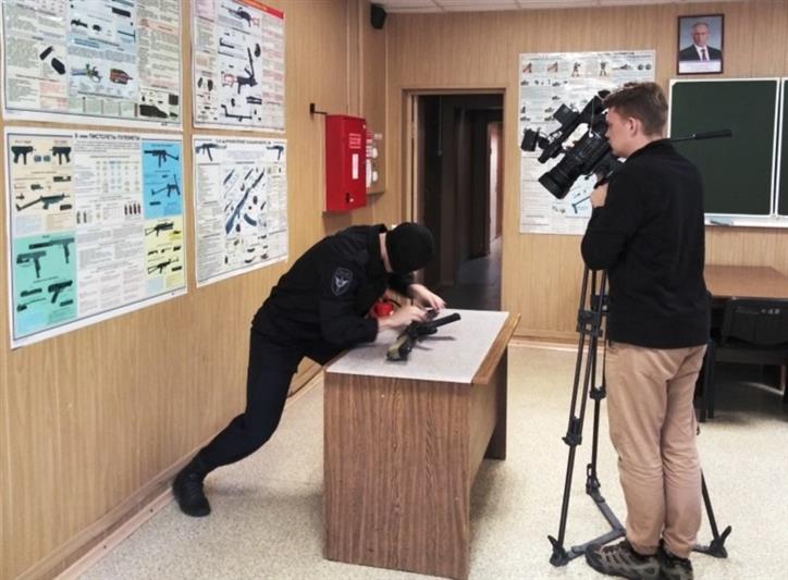 Сотрудники курганского ОМОН приняли ведомственную эстафету по скоростной разборке автомата Калашникова (видео)