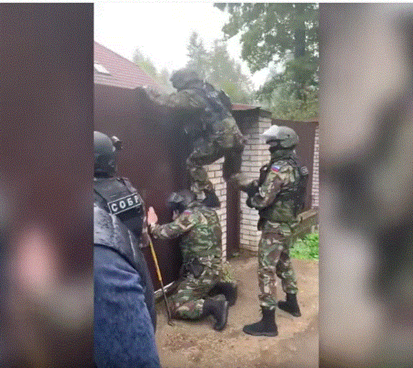 В Ленинградской области сотрудники СОБР оказали содействие следователям в проведении обысков в частных реабилитационных центрах, где незаконно удерживали пациентов