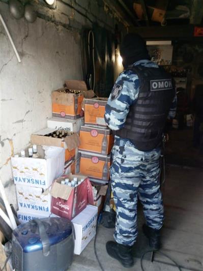 Около 11 тонн спиртосодержащей продукции изъято из незаконного оборота при содействии ОМОН на Урале