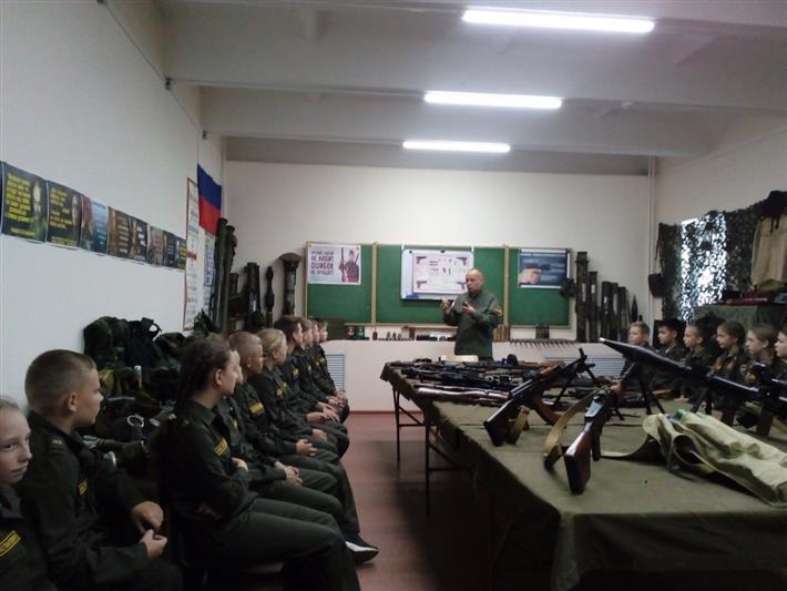 В Череповце с учащимися подшефного класса Росгвардии проведены первые специальные занятия 