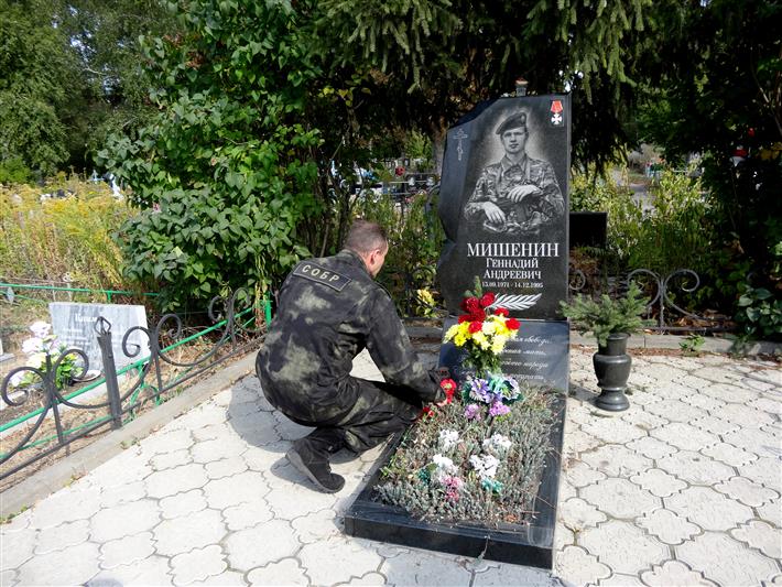 Офицеры белгородского СОБР почтили память боевого товарища, погибшего при исполнении служебного долга