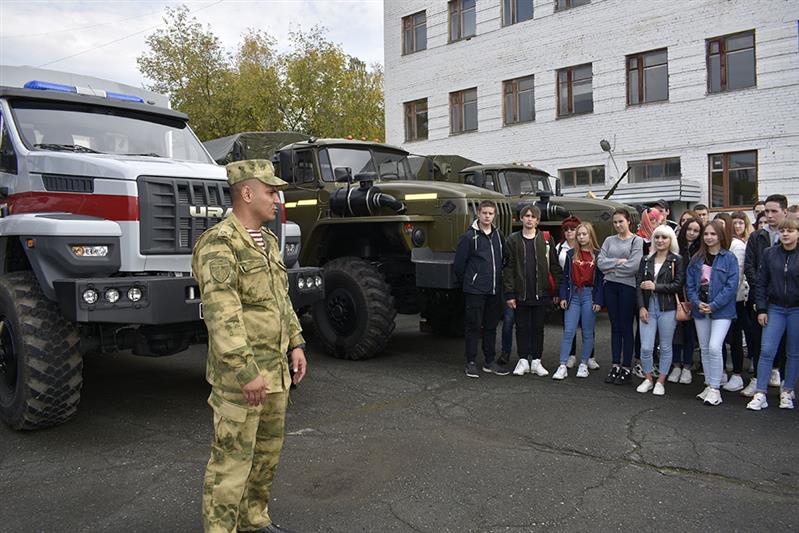 В лесновском полку Росгвардии провели экскурсию для учащейся молодежи 