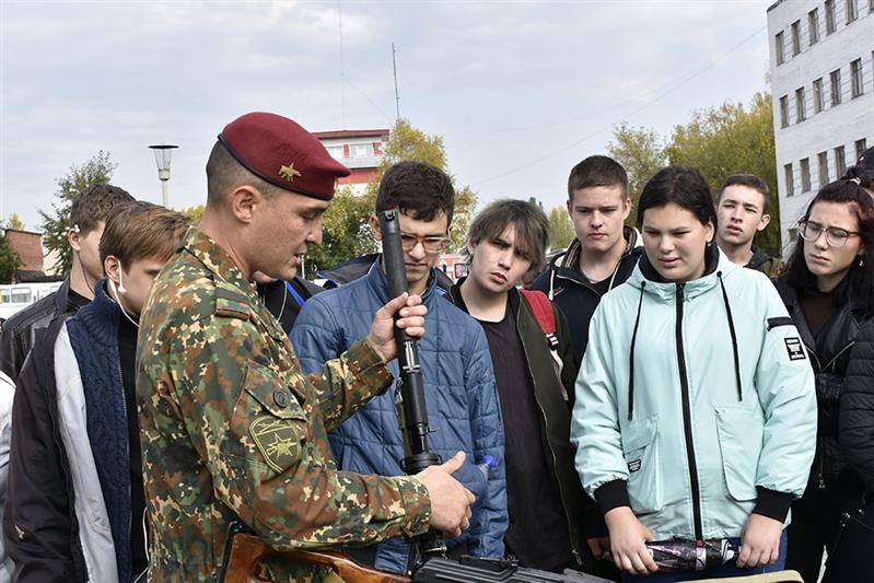 В лесновском полку Росгвардии провели экскурсию для учащейся молодежи 