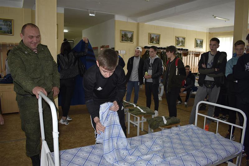 В лесновском полку Росгвардии провели экскурсию для учащейся молодежи 
