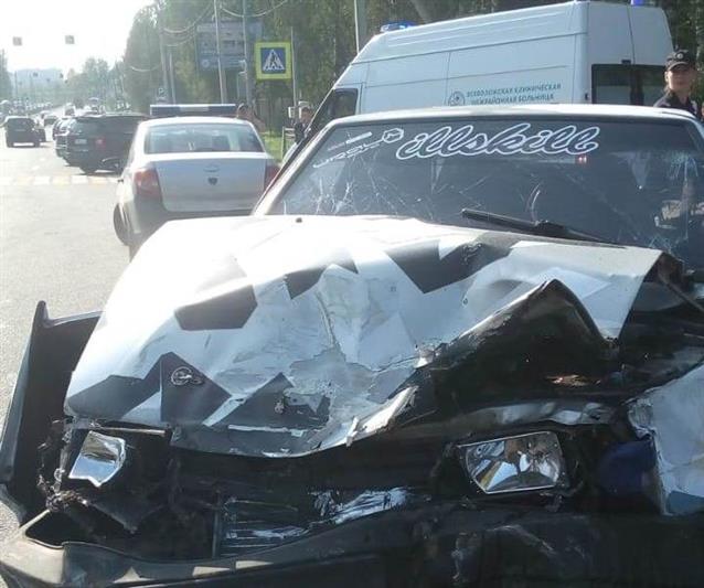 Росгвардейцы оказали помощь гражданам, попавшим в автомобильную аварию в Ленинградской области