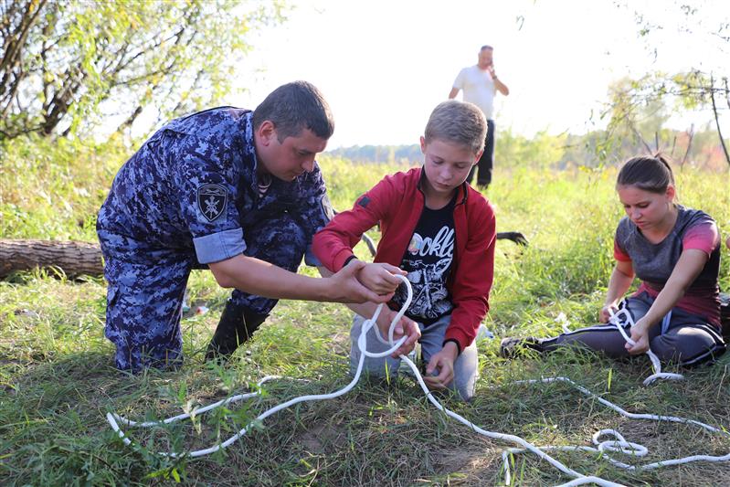 Сотрудники Росгвардии в Рязанской области организовали полевой выход для подшефного кадетского класса