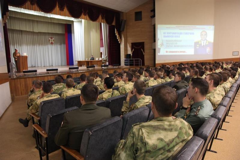 Курсанты Новосибирского военного института Росгвардии встретились с выпускником вуза – слушателем академии Генштаба