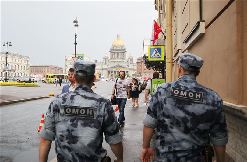 В Санкт-Петербурге офицер ОМОН спас тонувшую женщину