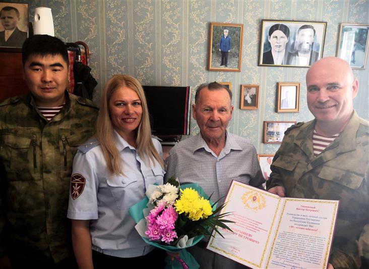 Калмыцкие росгвардейцы поздравили ветерана войск правопорядка с 80-летием