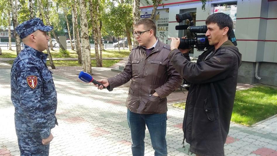 Специалисты лицензионно-разрешительной работы рассказали о своей службе журналистам тюменской телерадиокомпании 