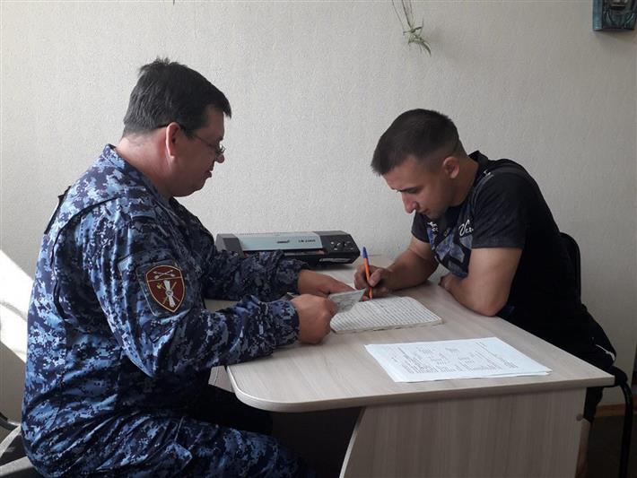 В Тулуне росгвардейцы продолжают помогать гражданам в восстановлении документов, утерянных в результате наводнения (видео)