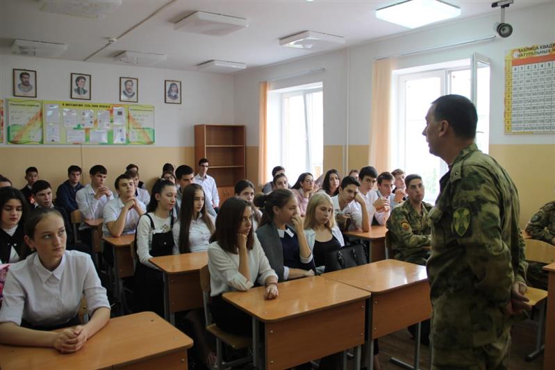 Курсанты Санкт-Петербургского института Росгвардии встретились с грозненскими школьниками