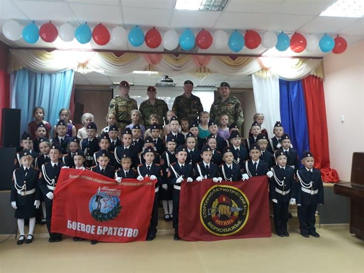 Военнослужащие отряда спецназа «Ратник» Росгвардии поздравили школьников с посвящением в кадеты