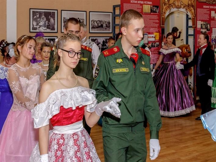 Подшефные Росгвардии приняли участие в лермонтовском бале в Кемерове