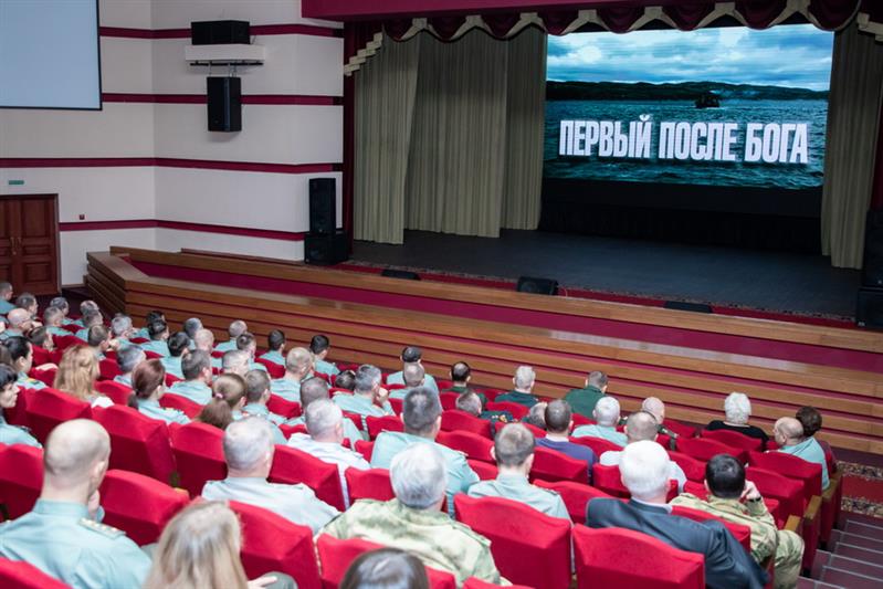 В Центральном аппарате Росгвардии бывший командующий Балтийским флотом открыл показ кинофильма о подводниках 
