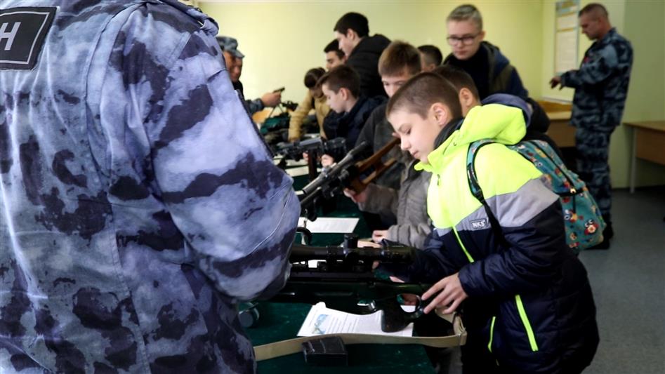Сотрудники самарского ОМОН рассказали будущим юнармейцам о выдающемся оружейнике Михаиле Калашникове