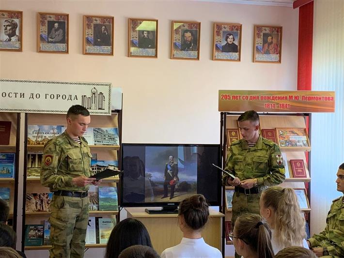 Курсанты Санкт-Петербургского института Росгвардии встретились с грозненскими школьниками