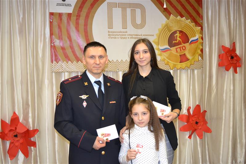 В Мурманске росгвардейцам торжественно вручили золотые знаки «Готов к труду и обороне»