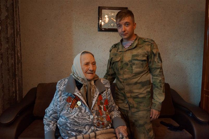 Военнослужащие  Объединенной группировки  войск (сил) на Северном  Кавказе навестили ветерана Великой Отечественной войны 