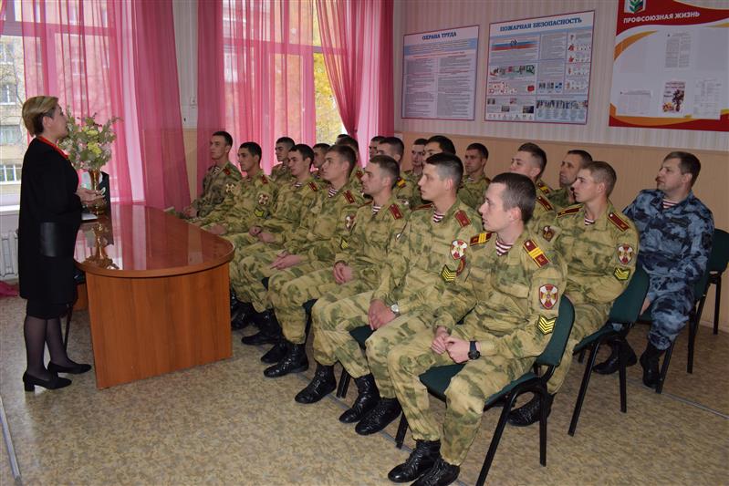 Курсанты Новосибирского военного института Росгвардии провели уроки мужества для казанских школьников 