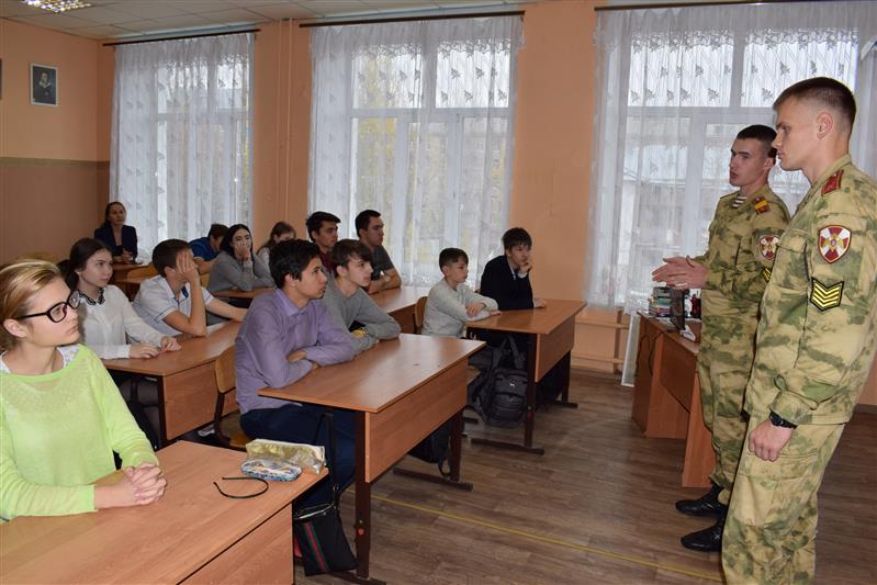 Курсанты Новосибирского военного института Росгвардии провели уроки мужества для казанских школьников 