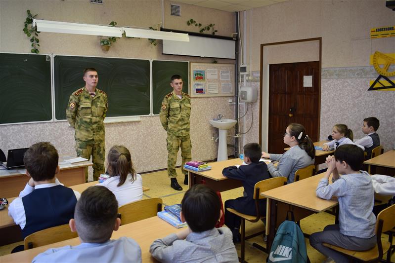 Курсанты Новосибирского военного института Росгвардии провели уроки мужества для казанских школьников 